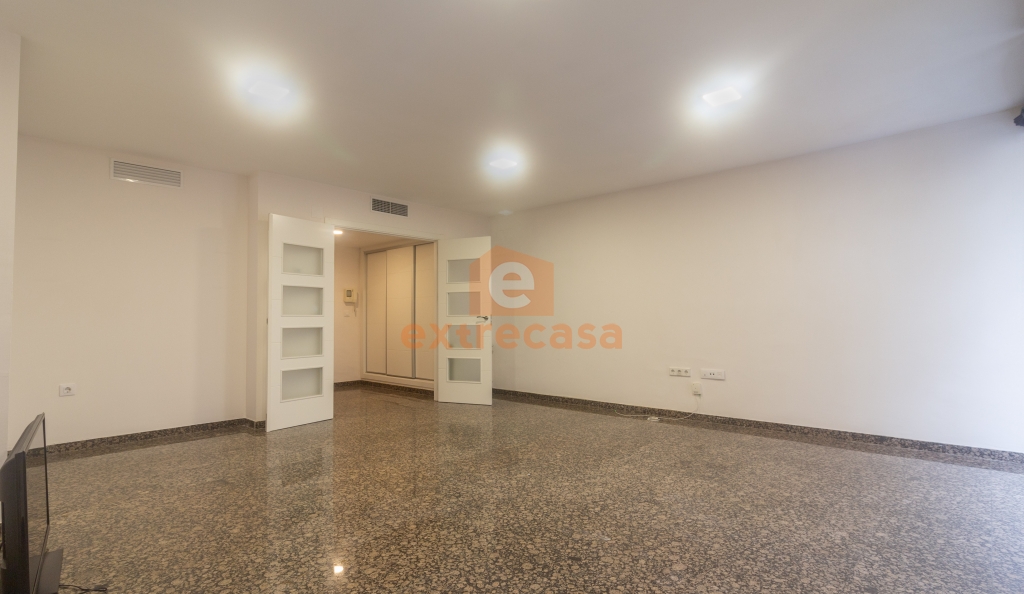 Piso en plano centro sin amueblar y con plaza de garaje incluida