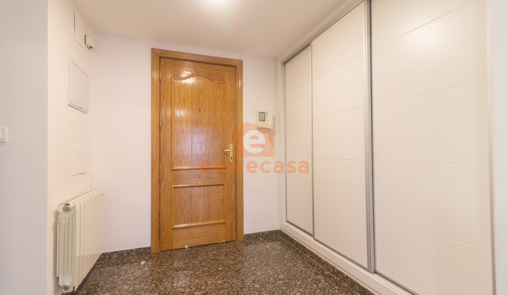 Piso en plano centro sin amueblar y con plaza de garaje incluida