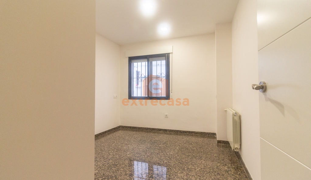 Piso en plano centro sin amueblar y con plaza de garaje incluida
