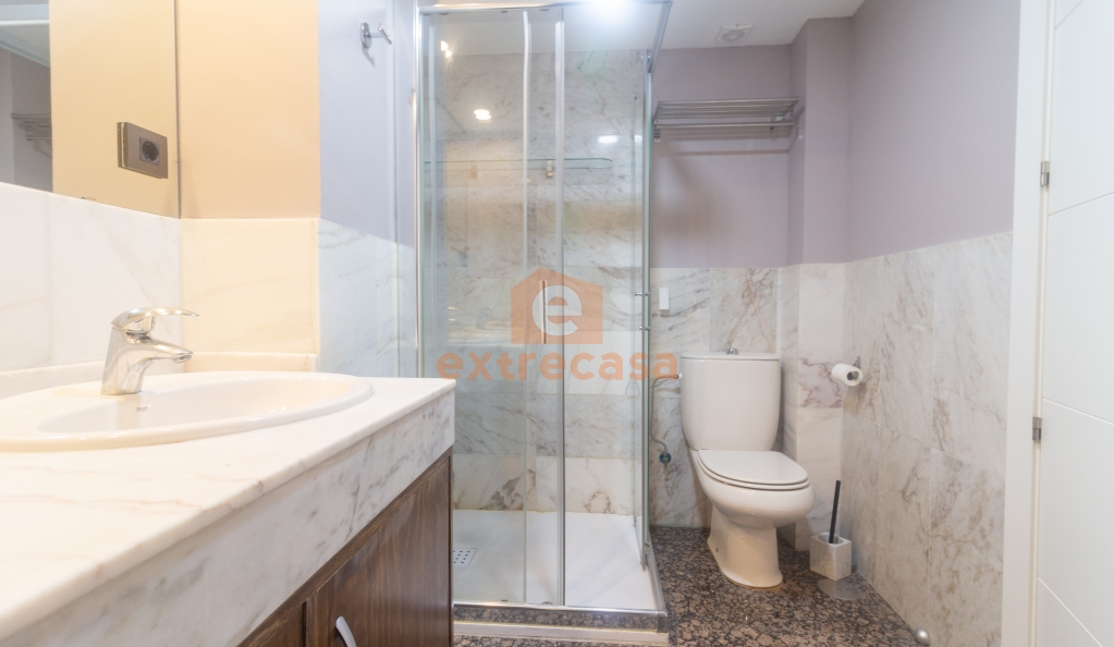 Piso en plano centro sin amueblar y con plaza de garaje incluida