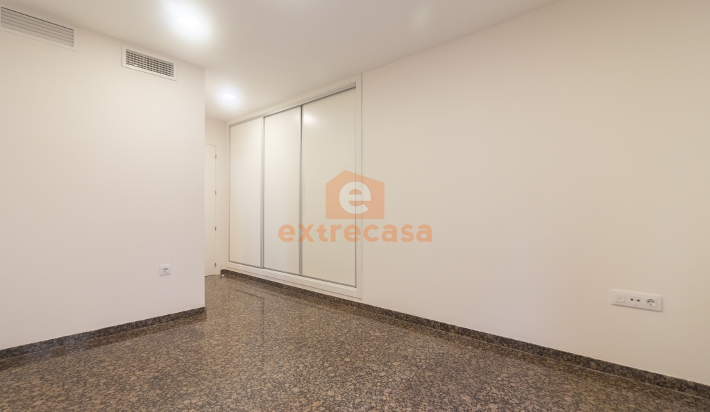 Piso en plano centro sin amueblar y con plaza de garaje incluida