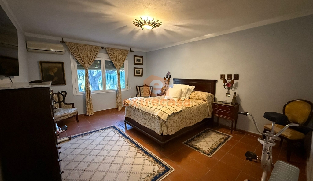 Chalet con parcela de 7.500 metros en Crta. de Sevilla