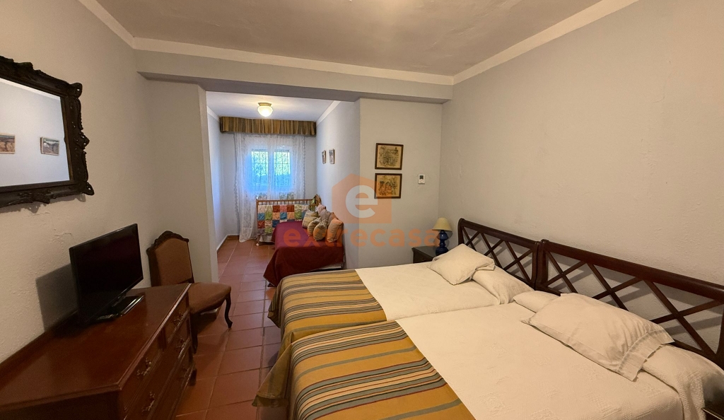 Chalet con parcela de 7.500 metros en Crta. de Sevilla